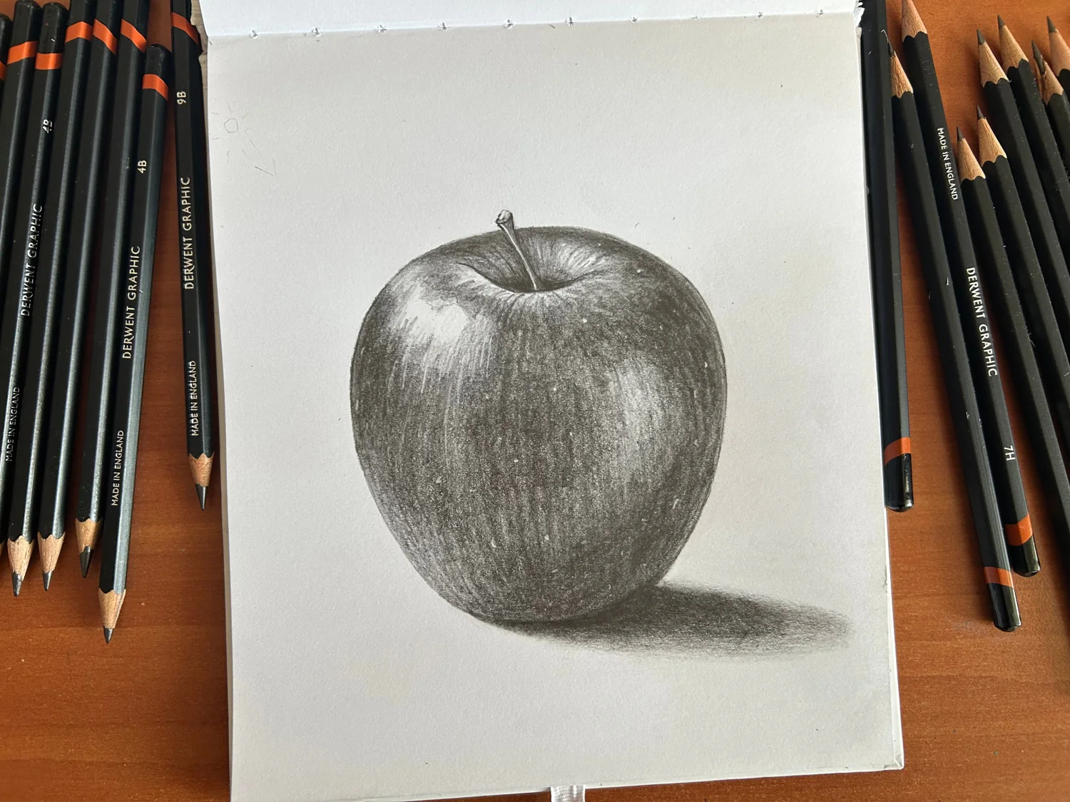 Studiu de desen în grafit cu un măr